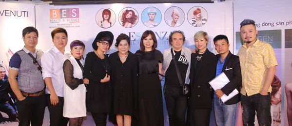 Bà Trần Thanh Hà (thứ 5 từ bên trái) cùng các giảng viên và học viên của một buổi đào tạo về tóc